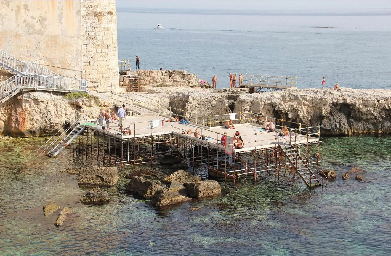 Piattaforma balneare sul mare